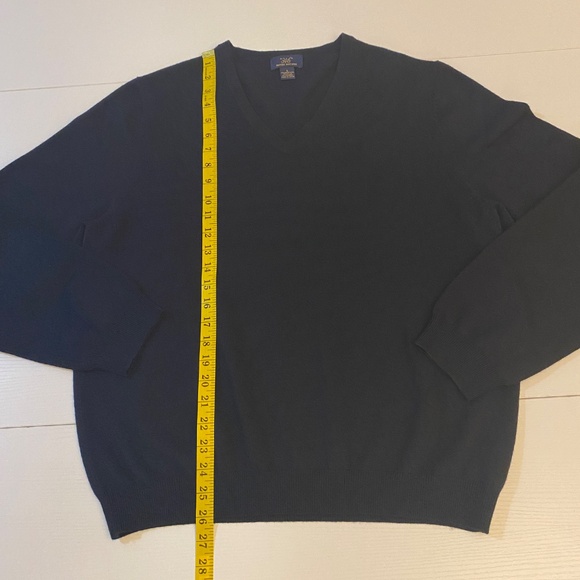 346 Brooks Brothers Men's Black Merino Wool V-Neck Sweater Size Large - Picture 9 of 11